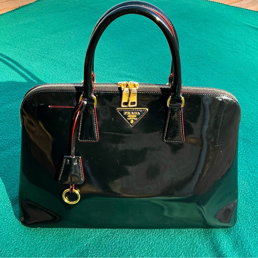 The MOST ELEGANT PRADA bag on PLANET 🌹🌹 - Picture 3 of 16